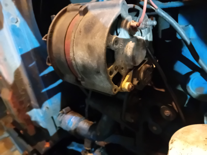 20231224_073408.jpg (150.74 Kio) Vu 3698 fois Alternateur ,fils rouge qui va à la boîte à fusible