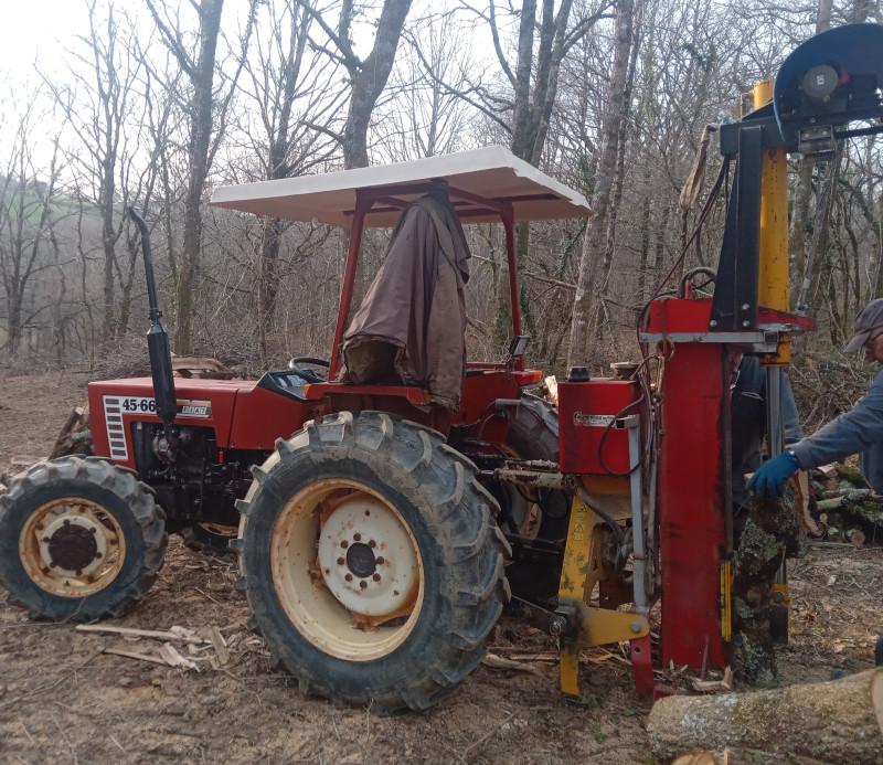 20240206_172228.jpg (3.03 Mio) Vu 20839 fois Au bois avec fendeuse équipée d' un treuil électrique.