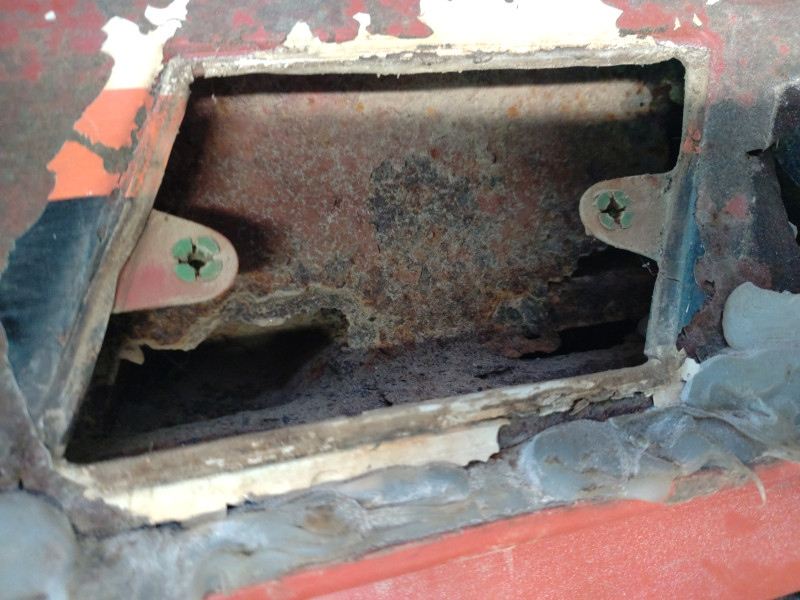 IMG_20240211_122136529.jpg (5.09 Mio) Vu 12652 fois Grille arrière idem, gros trous , directement dans la cabine