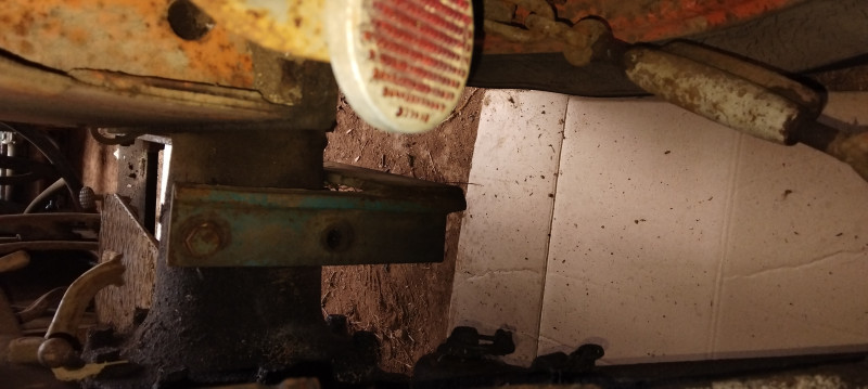 La réserve d'huile, c'est le bidon rectangulaire sur l'aile droite ? Il fait 13x13x50cm <br />Il manque une vis, tu connais la longueur et le diamètre ?